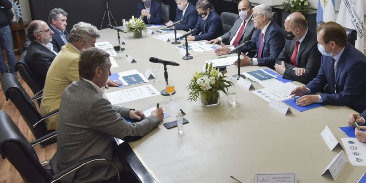 ¿Por qué nadie cree demasiado en lo que diga Domínguez? Habría que preguntarle al sindicalista morocho de impecable camisa blanca