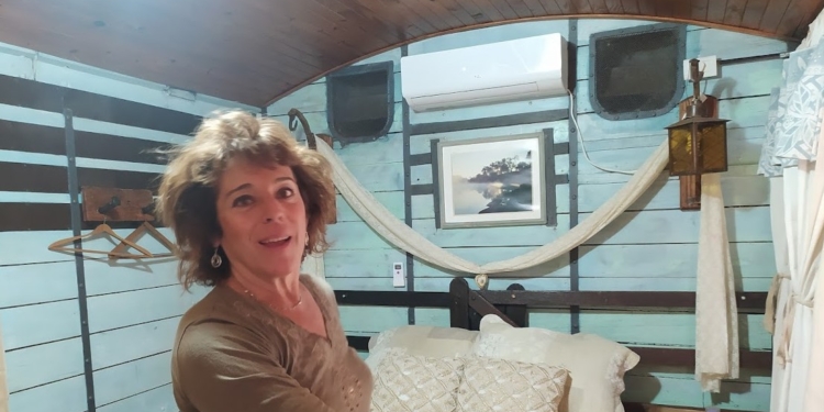 Turismo rural: Miriam Gattari se cansó del estrés de Buenos Aires y encontró en un campo con dos viejos vagones una nueva forma de vida