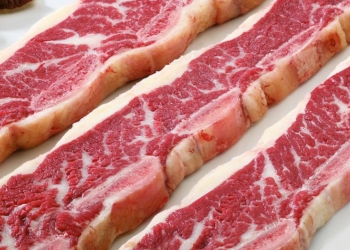 ¿Sube la carne o caen nuestros ingresos? Con un salario mínimo, vital y móvil, este año pudieron comprarse solo 38 kilos de asado, un 27% menos que en 2020