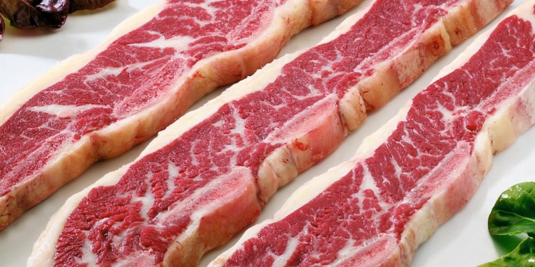 ¿Sube la carne o caen nuestros ingresos? Con un salario mínimo, vital y móvil, este año pudieron comprarse solo 38 kilos de asado, un 27% menos que en 2020