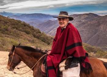 Entre los cerros de Salta, Fernando Escudero continúa cabalgando detrás de sueños de justicia y solidaridad