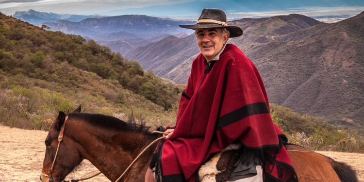 Entre los cerros de Salta, Fernando Escudero continúa cabalgando detrás de sueños de justicia y solidaridad