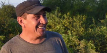 Ariel Goitea inició un apiario durante la pandemia y ya tiene su propia marca de miel de monte: “La idea es ir creciendo y llegar a formar una cooperativa”, afirma