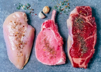 A las vacas ya las alcanzaron los pollos y cerdos: La producción sumada de carne aviar y porcina igualó en 2021 a la de la tradicional carne bovina