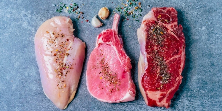 A las vacas ya las alcanzaron los pollos y cerdos: La producción sumada de carne aviar y porcina igualó en 2021 a la de la tradicional carne bovina