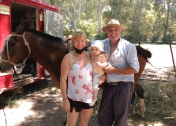 “Tengo mi cierta rebeldía gaucha”, dice “El Canario” Macullia, que se las arregla para vivir como le gusta: Elaborando salames y chorizos, mientras toca la guitarra entre amigos de Campana