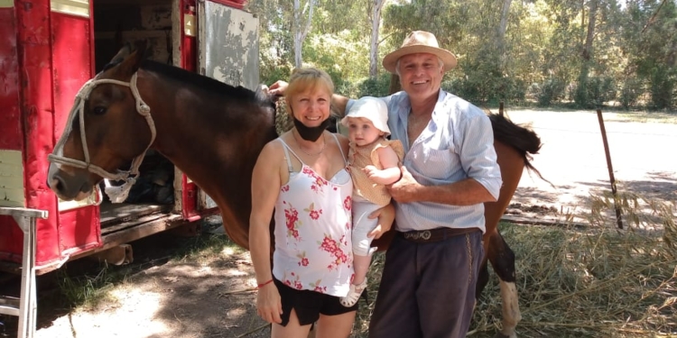 “Tengo mi cierta rebeldía gaucha”, dice “El Canario” Macullia, que se las arregla para vivir como le gusta: Elaborando salames y chorizos, mientras toca la guitarra entre amigos de Campana