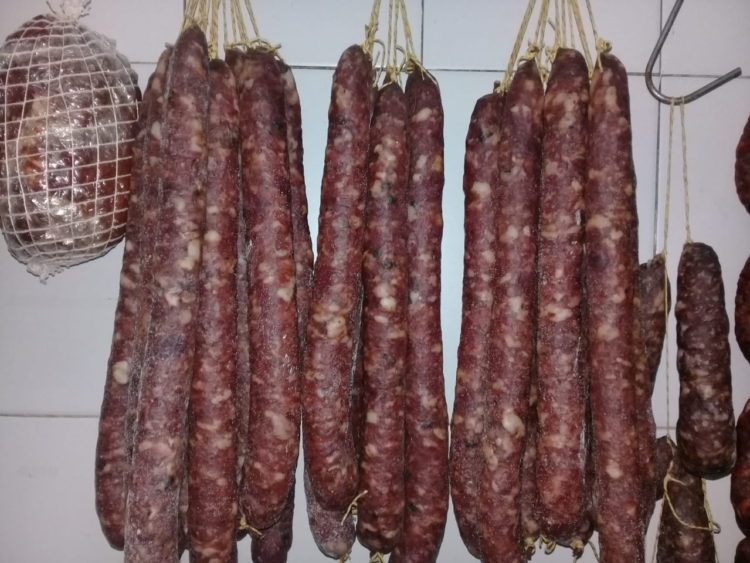 “Tengo mi cierta rebeldía gaucha”, dice “El Canario” Macullia, que se las arregla para vivir como le gusta: Elaborando salames y chorizos, mientras toca la guitarra entre amigos de Campana