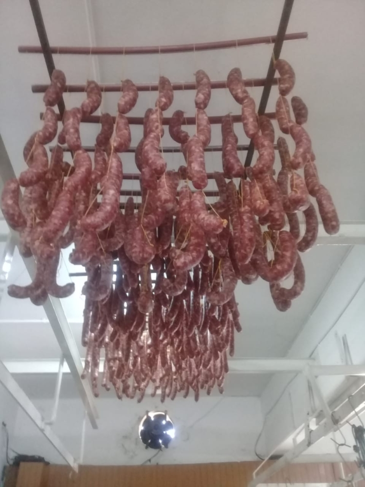 “Tengo mi cierta rebeldía gaucha”, dice “El Canario” Macullia, que se las arregla para vivir como le gusta: Elaborando salames y chorizos, mientras toca la guitarra entre amigos de Campana