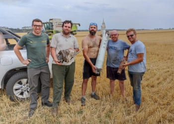 Cosa de locos: Estaban cosechando un lote de trigo y se encontraron nada menos que… un cohete espacial