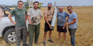 Cosa de locos: Estaban cosechando un lote de trigo y se encontraron nada menos que… un cohete espacial