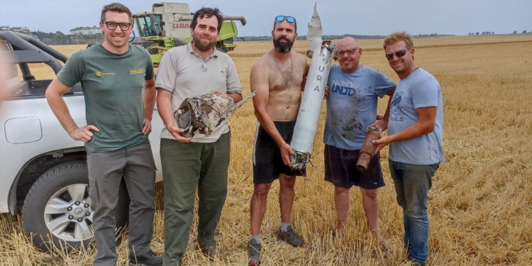 Cosa de locos: Estaban cosechando un lote de trigo y se encontraron nada menos que… un cohete espacial