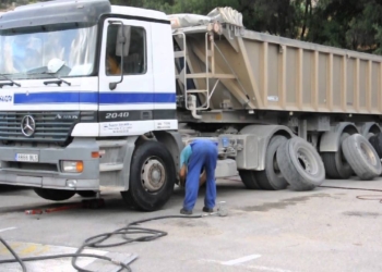 ¿Cuánto cuesta cambiarle las gomas a un camión? Los transportistas dicen que lo suficiente como para llevarlos a la ruina