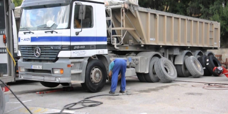 ¿Cuánto cuesta cambiarle las gomas a un camión? Los transportistas dicen que lo suficiente como para llevarlos a la ruina